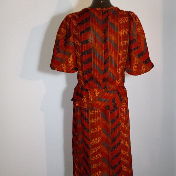 peplum, crew-neck, rust crepe printed dress, vintage from late 1970s-early 1980s - Picture 8 of 15